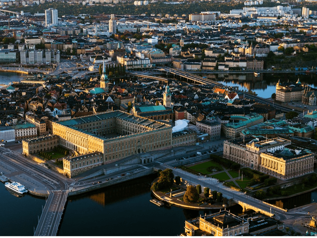 Flygbild över Gamla stan, Kungliga slottet och Riksdagshuset.