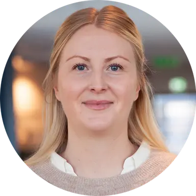 Porträttfoto på Emma, objektspecialist hos Serviceförvaltningen på Region Stockholm